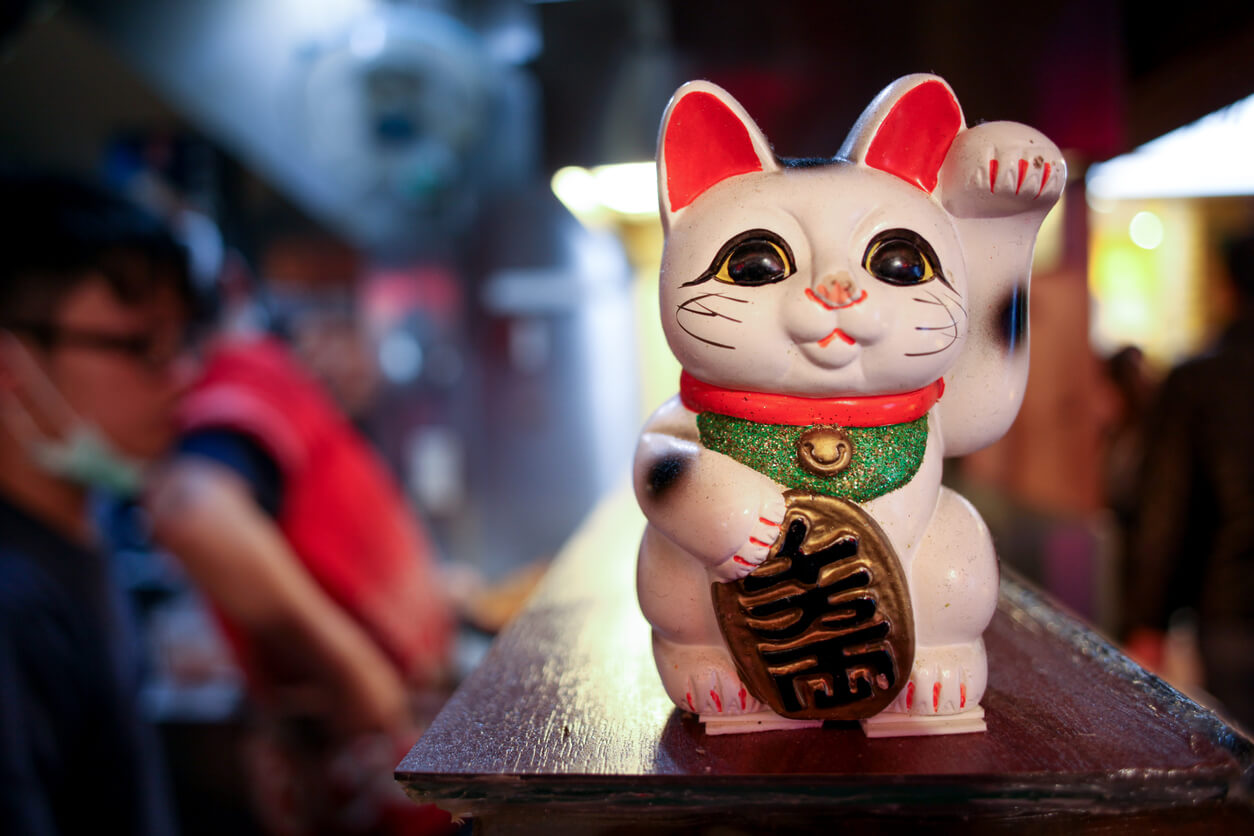 Manekineko Maneki neko Beckoning Lucky ceramics Cat with Good-luck rake Japan S 